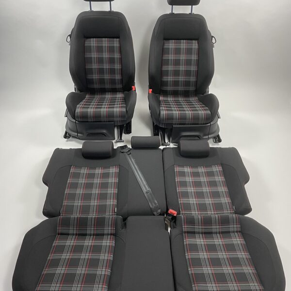 10017 VW Polo Seats 1